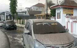 Gunung Semeru Meletus, Malang Hujan Abu