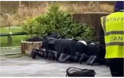 Viral Video Siswa Salat Jumat di Luar saat Cuaca Dingin