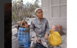 Erupsi Semeru: Mbah Katemi Dirayu Mengungsi Pakai Uang Kertas