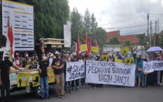 Nasib Pasar Sunmor Tidak Jelas, Ratusan Pedagang Demo Kampus UGM