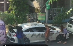 Viral Mobil Mewah Dicoret karena Parkir Sembarangan