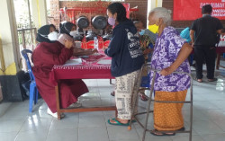 Lansia Semangat Ikuti Vaksinasi