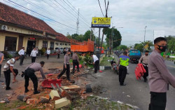 Truk Fuso Tabrak Pagar Polsek Sentolo, Diduga Rem Blong