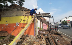 Area Parkir Stasiun Tugu Jogja Makin Luas, Sejumlah Kios Warga Dibongkar