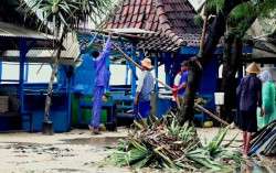 Puluhan Warung di Pantai Gunungkidul Porak-poranda Dihajar Angin Kencang