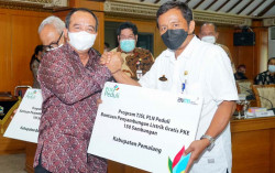Bantu Entaskan Kemiskinan Ekstrem di Jateng, PLN Peduli Berikan Bantuan Pemasangan & Instalasi Listrik Gratis 