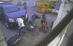 Akhirnya Ditangkap, Pengemudi yang Pukuli Remaja Berpeci karena Tersinggung Saat Mobilnya Diminta Digeser