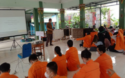 Tumbuhkan Kecintaan Batik Sejak Dini, UAD Latih Mahasiswa & Siswa SD