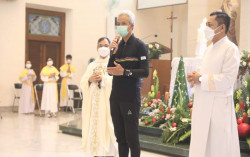 Pagi-Pagi Ganjar Keliling Gereja-Gereja Sapa Jemaat Misa Natal