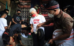 Ganjar Sambangi Mahasiswa Sumba, Papua, dan Sumatra Utara yang Rayakan Natal