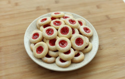 Boleh Dicoba! Resep Kue Strawberry Thumbprint untuk Sajian Malam Tahun Baru