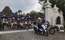 Naik Sepeda Motor, Kustini Keliling Pantau Pospam Tahun Baru 