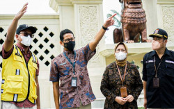 Wisatawan Masuk Borobudur Harus Pakai Sandal Khusus 