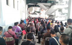 Akibat Pesan Berantai Tak Jelas, Peserta Vaksinasi Booster di JEC Membeludak