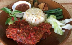 Resep Mudah Ayam Penyet Ungkep Oles Sambal