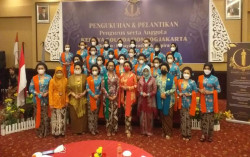 Nongkrong di Kafe Pakai Kebaya, Berani?