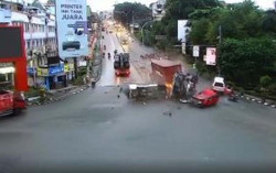 Ngeri! Tronton Seruduk Belasan Kendaraan di Bangjo Balikpapan, 5 Tewas