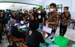 Viral Siswa SD Disuntik Vaksin Kosong, Menkes: Berdosa