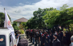 Minta PHK Massal, Buruh Geruduk DPRD Kulonprogo