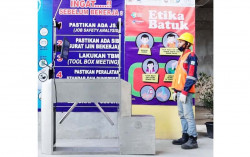 Canggih! Gerbang Ini Bisa Buka Sendiri Kalau Orang yang Lewat Taat Prokes