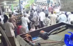 Nekat! Pengendara Motor Ini Terobos Kerumunan Pengantar Jenazah