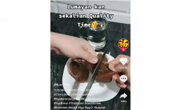Trik Memotong Kue Keranjang Imlek yang Antilengket, Caranya Romantis Banget..
