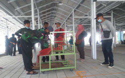 Baru Sekadar Melihat, PKL Kebingungan Menata Lapak di Teras Malioboro 2