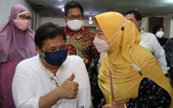 Nikmati Kuliner Tradisional, Menko Airlangga Berbincang Santai Sambil Pastikan Kebijakan Pemberdayaan UMKM Berjalan Baik