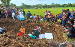 6 Jenazah Korban Kecelakaan di Bukit Bego Imogiri Dimakamkan dalam Satu Liang Lahat