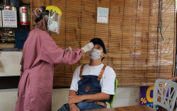 Viral Wisatawan Positif Covid Belanja, Seluruh Karyawan Supermarket Dites Swab