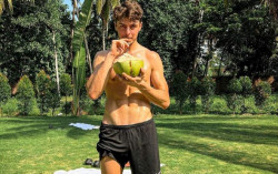 Pembalap MotoGP Nikmati Mandalika dengan Bersantai Minum Kelapa