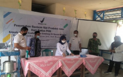 BBPOM Serahkan Bantuan Alat Pemeras dan Perajang untuk Perajin Jamu di Kiringan 