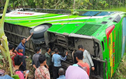 Hindari Motor Kebut-kebutan, Bus Maju Lancar Terguling di Perkarangan Nglipar Gunungkidul