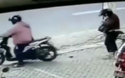 Dikira Sudah Naik Jok, Perempuan Ini Ternyata Masih Tertinggal di Parkiran. Pernah Mengalami?