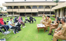 Sembuh dari Covid, Wali Kota Magelang Gelar Konferensi Pers di Lapangan