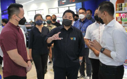 Erick Thohir Cek Kesiapan Layanan Vaksinasi Booster Sinopharm di Kimia Farma