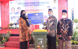 Indomaret Berikan Bantuan 30 Tempat Sampah untuk Pasar Purworejo