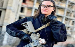 Mantan Miss Ukraina Angkat Senjata Lawan Invasi Rusia