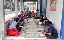 Mahasiswa UAD Gelar Pelatihan Pembuatan Pupuk Alami dari Cangkang Telur