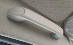 Bukan untuk Gantungan Baju! Ini Fungsi Hand Grip di Mobil 