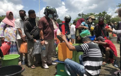 Derita Rakyat! Warga Mengantre Sejak Subuh Demi Minyak Goreng