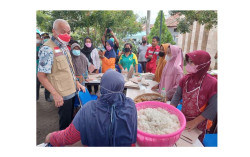 Cek Banjir Purworejo, Ganjar Hibur Pengungsi dan Bagikan Mainan ke Anak-Anak