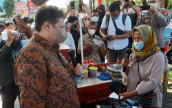 Airlangga Hartarto Bagikan Bantuan untuk PKL di Stadion Maguwoharjo