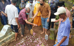 Jasad Ibu dan Anak yang Ditemukan di Tol Semarang Dimakamkan di Sleman
