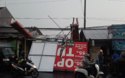 Hujan dan Angin Kencang, Pohon Hingga Tembok Roboh di Sleman