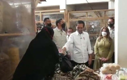 Pedagang Pasar di Purworejo Girang, Jokowi Beli Ikan Asin 1 Kg Dibayar Rp300.000