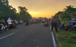 Kerumunan Warga Seusai Sahur di JJLS Bantul Dibubarkan Aparat