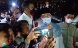 Salat di Masjid UGM, Ridwan Kamil Diserbu Mahasiswa Minta Foto Bareng
