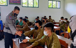 Cegah Kekerasan Jalanan, Polsek Moyudan Sleman Bina Siswa & Geledah Tas
