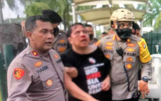 Kronologi Ade Armando Babak Belur Dihajar Massa & Nyaris Ditelanjangi di Depan Gedung DPR